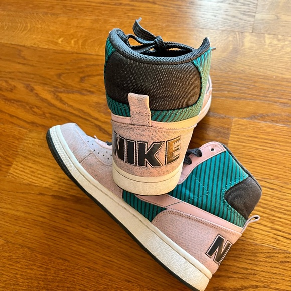 Nike sneakers. US size 7 - Picture 3 of 4